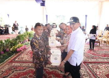 491 Warga Jayapura OKU Timur Terima Sertifikat Tanah TORA dari Bupati Enos